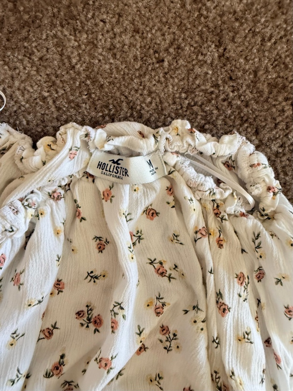 Hollister lot 5- White Floral, White Butterfly & Bright Pink Crop - Picture 8 of 9